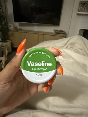 Vaseline Lip Therapy Aloe مرطب شفاه